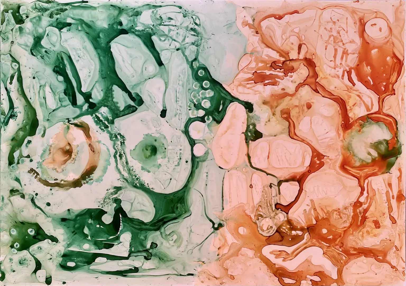 Geología visceral, acuarela abstracta en verdes y tonos naranja sobre papel Yupo